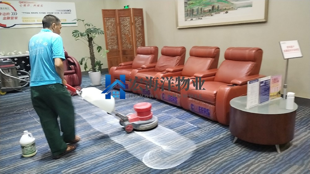 公司地毯如何找專(zhuān)業(yè)公司清洗