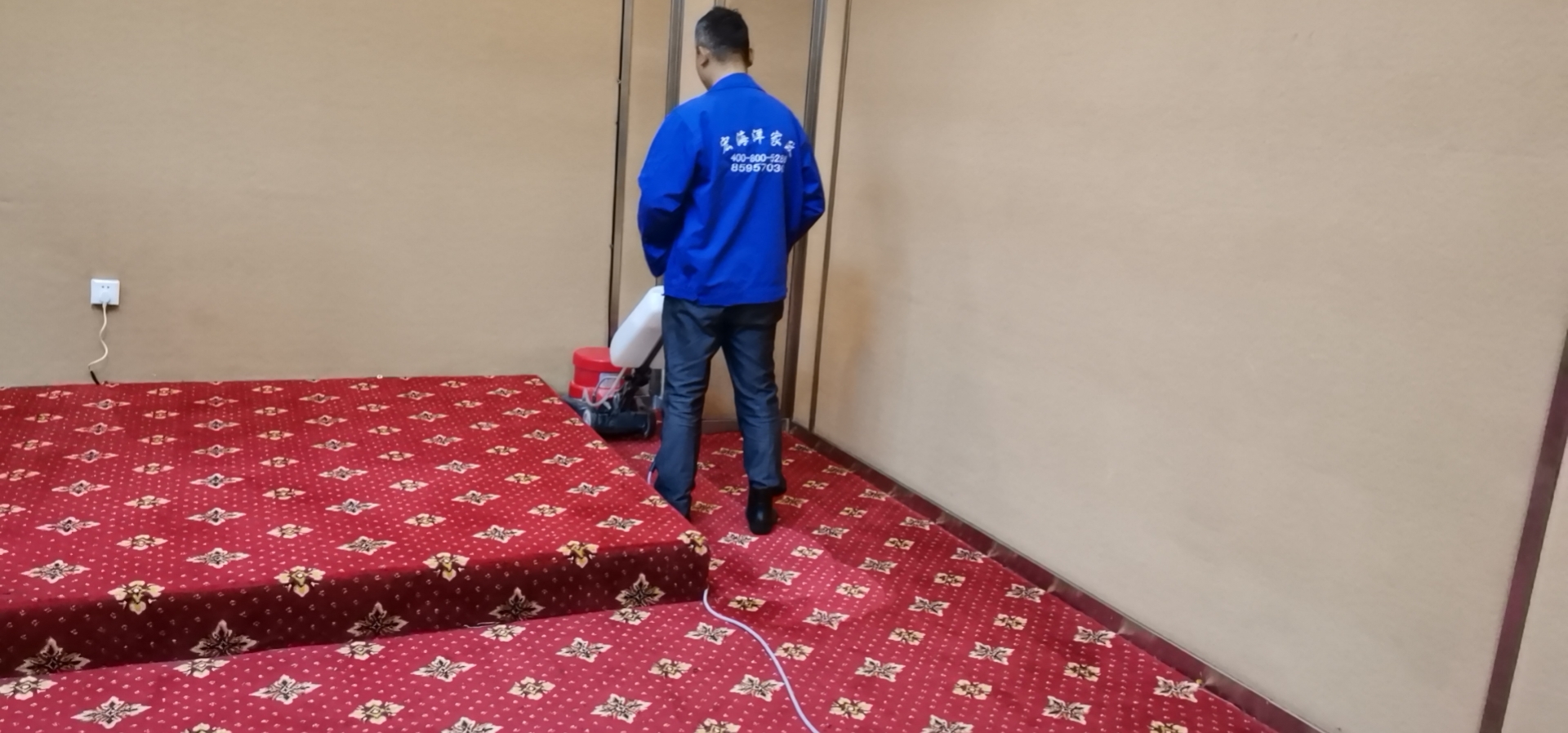 地毯清洗不能按照常規方式，要使用地毯清洗保護劑