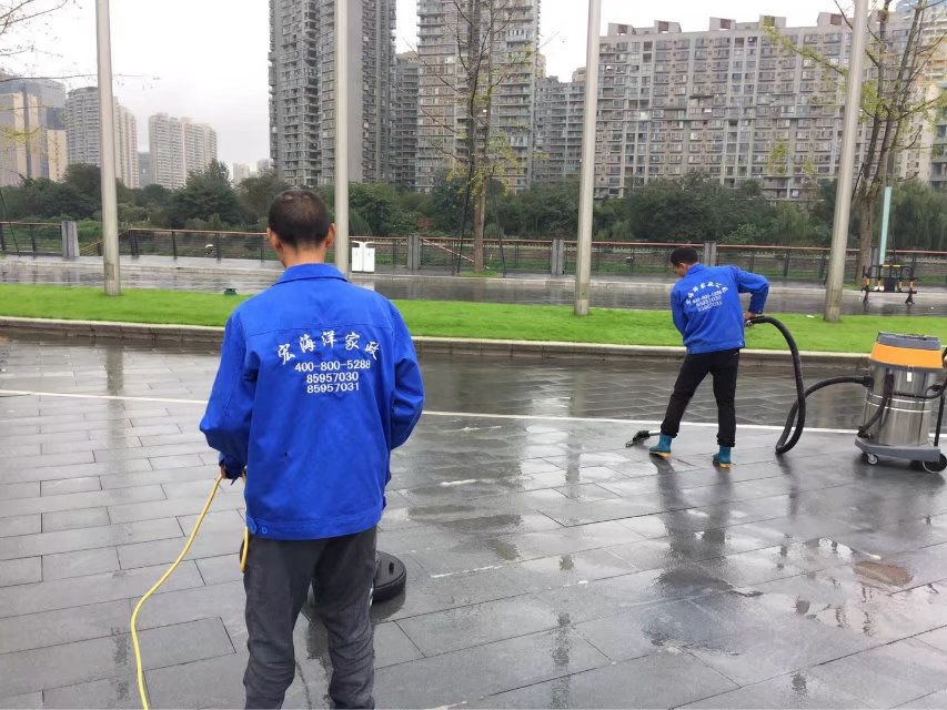 以防秋季蜈蚣咬，保潔公司上門(mén)清理家庭衛(wèi)生很重要