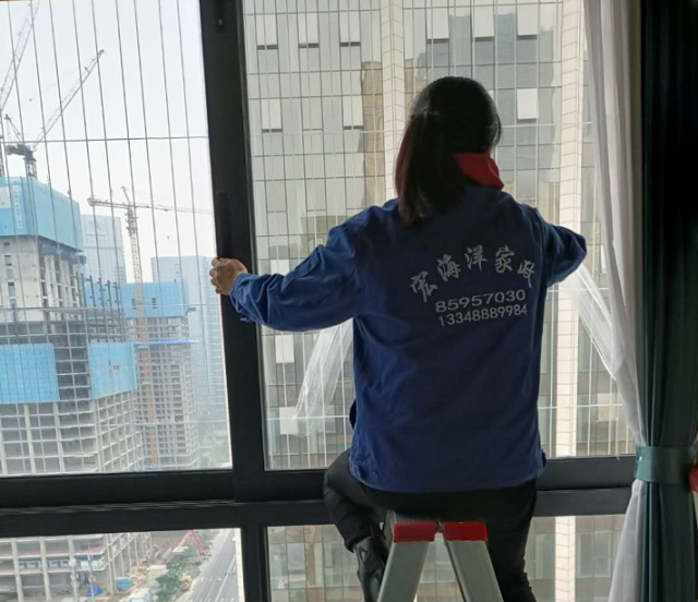 保潔員清潔微波爐的技巧與注意事項